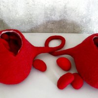 Feutre bilobé aux excroissances, feutre en laine mérinos rouge, 2016