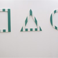 Triplet, aluminium laqué blanc mat plié et cintré, peinture satinée, vitre, 78,3 x 78,3 cm, 2007 (BeLa Editions)