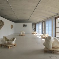 Cinq sculptures en plâtre intitulées «Chapes», résultat de procédure de moulage et de ma rencontre avec «les sarcophages de la mémoire» en 3 dimensions (moule) datant de 2008 à 2011.