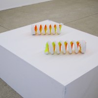 Modèle X, sculpture, (métal, plâtre synthétique, peintures fluorescentes), dimensions variables, 2007 (20 ex) (BeLa Editions)