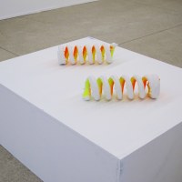 Modèle X, sculpture, (métal, plâtre synthétique, peintures fluorescentes), dimensions variables, 2007 (20 ex) (BeLa Editions) 