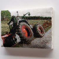 Accident de tracteur, broderie au point de croix, 17 x 25 x 4 cm, 2014