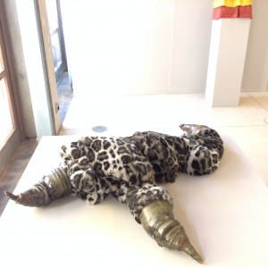 Griffes, peau de léopard et céramique