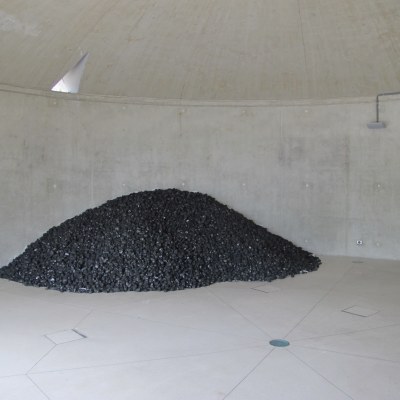 Vue de l'exposition: Bernar Venet, Le tas de charbon, 1962