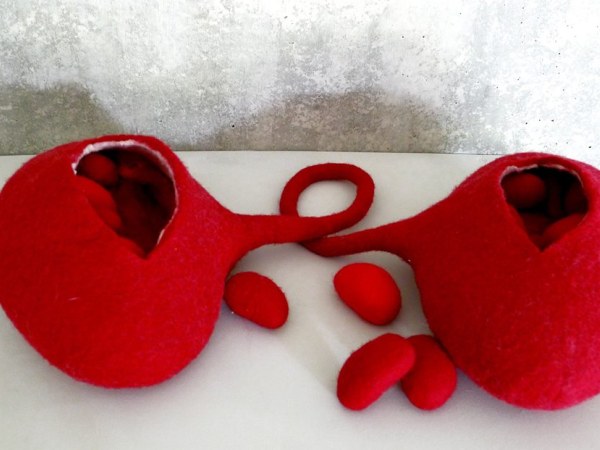 Feutre bilobé aux excroissances, feutre en laine mérinos rouge, 2016