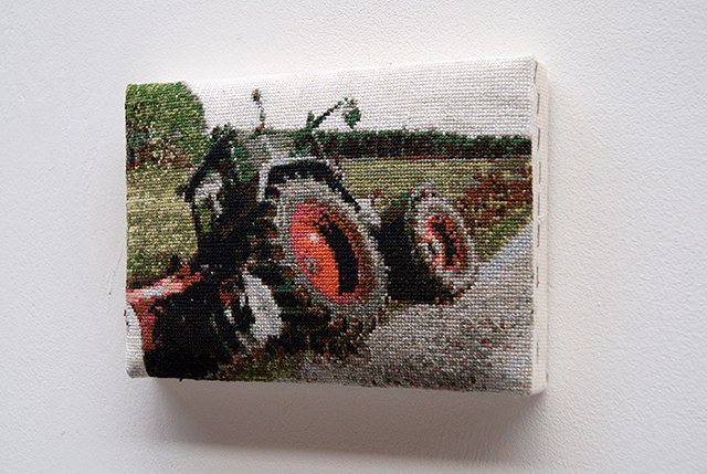 Accident de tracteur, broderie au point de croix, 17 x 25 x 4 cm, 2014