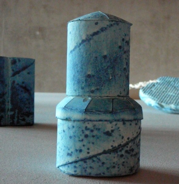Laure Gatelier, Tuyaux, plâtre coloré, 37 x 10 x 10cm