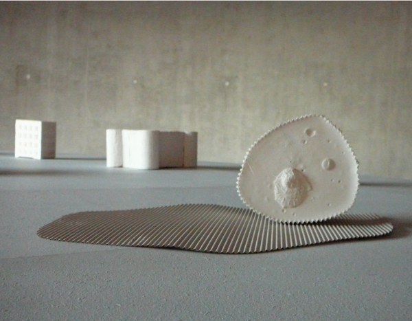 Laure Gatelier, Escargot, plâtre et carton ondulé, 50 x 18 x 20cm
