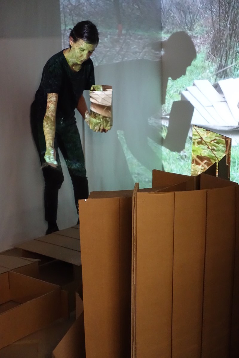 Les sauvages, performance