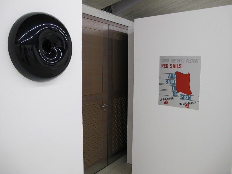 Vue de l'exposition: Ann Veronica Janssens et Laurence Weiner