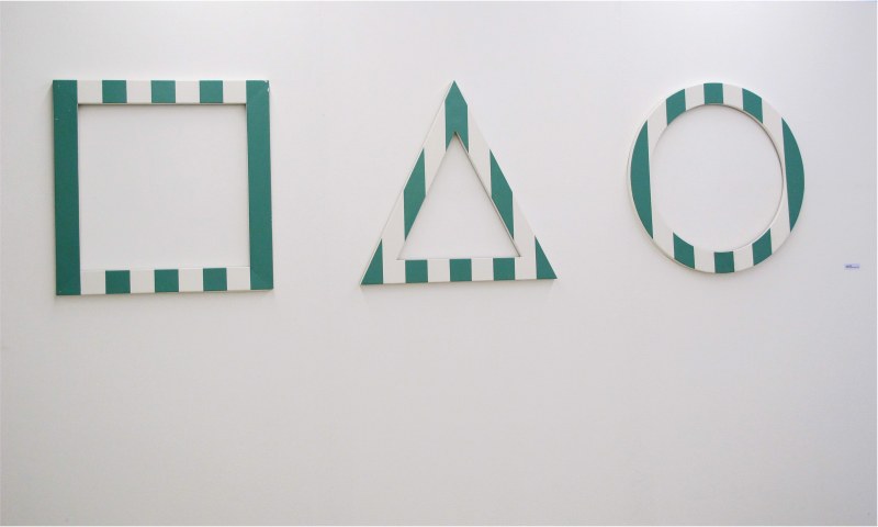 Triplet, aluminium laqué blanc mat plié et cintré, peinture satinée, vitre, 78,3 x 78,3 cm, 2007 (BeLa Editions)