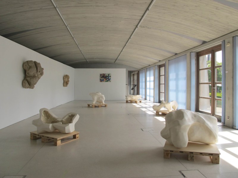 Cinq sculptures en plâtre intitulées «Chapes», résultat de procédure de moulage et de ma rencontre avec «les sarcophages de la mémoire» en 3 dimensions (moule) datant de 2008 à 2011.