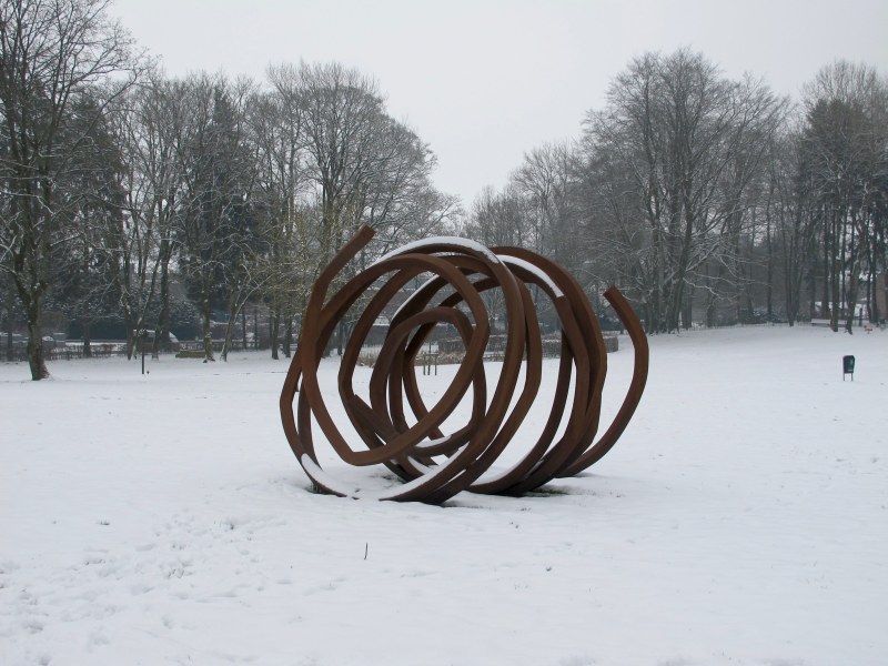 Deux lignes indéterminées sous la neige