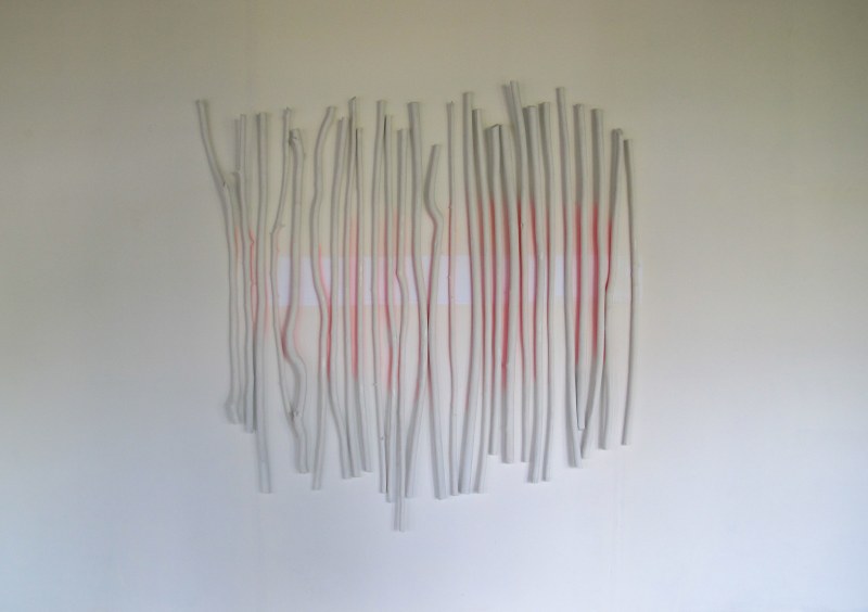 Sans titre, bâtons et irridation de la couleur vers le mur, bois, couleur et verre, longueur variable