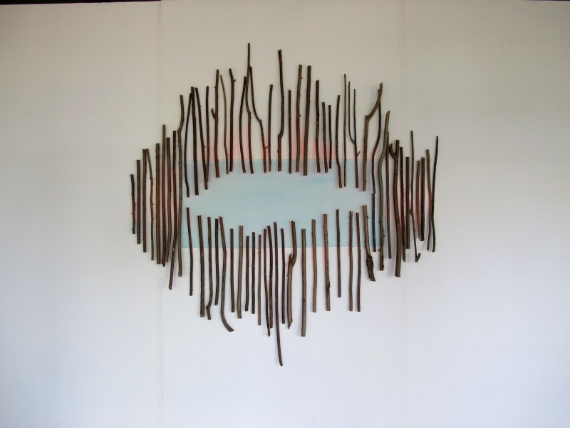 Sans titre, bâtons et irridation de la couleur vers le mur, bois, couleur et verre, longueur variable