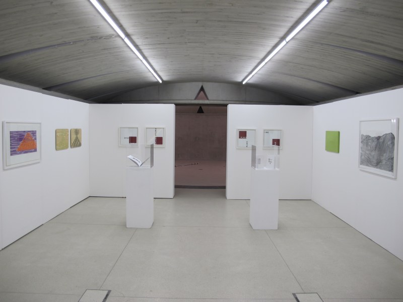 Vue de l'exposition, à gauche: Sophie Whettnall, Jean-Marc Bustamante