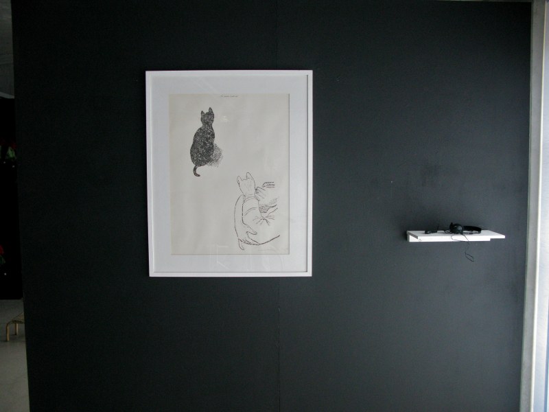 La souris écrit rat (à compte d’auteur), print, Black and red offset on white cardboard, 1974. Interview With a Cat, une interview recueillie au Musée d’Art Moderne Départements des Aigles de Düsseldorf en 1970, 4 min 59. Cet entretien nous dévoile ce que pense le chat de Marcel Broodthaers du discours sur l’art contemporain. L'artiste plasticien belge Marcel Broodthaers naît le 28 janvier 1924 à Bruxelles. Il décède le 28 janvier 1976 à Cologne. On trouve dans son oeuvre des réminiscences de Dada, du Surré