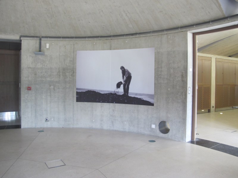Vue de l'exposition: Bernar Venet, Le tas de charbon, 1962