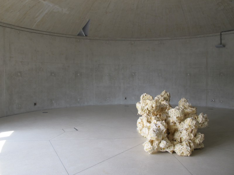Sculpture en silicone de 2001 de la période des «Monstres» qui est prêtée par la Province du Hainaut