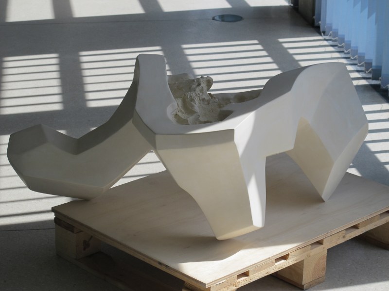 Sculpture en plâtre intitulée «Chape», résultat de procédure de moulage et de ma rencontre avec «les sarcophages de la mémoire» en 3 dimensions (moule) datant de 2008 à 2011
