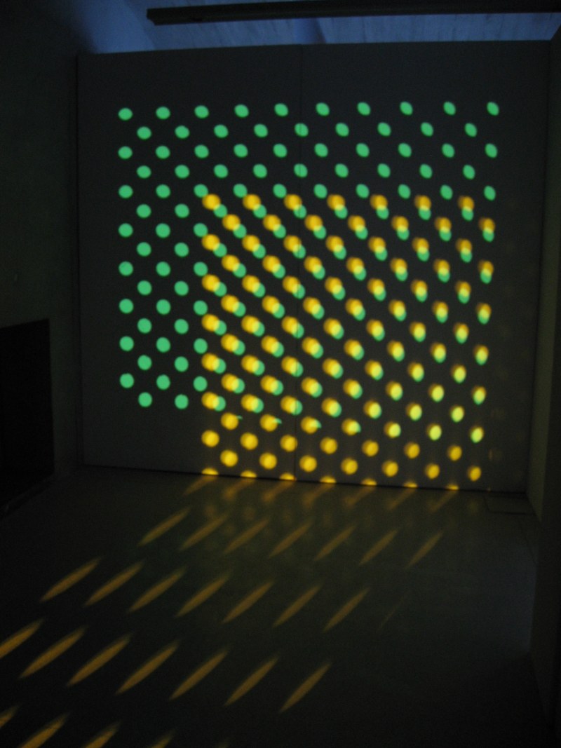 (x.R)+(x.V)+(x.B) /  LEE.X, (installation in-situ, filtres LEE, dvd, projecteur dia et projecteur numérique, dimensions variables-, appartient