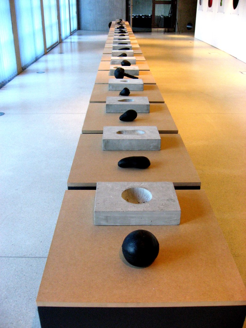 Fruits et légumes moulés, béton/silicone teinté noir, 2008