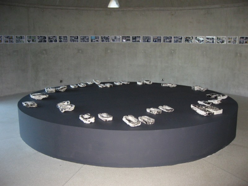 Vue de l'exposition, les moules en plâtre