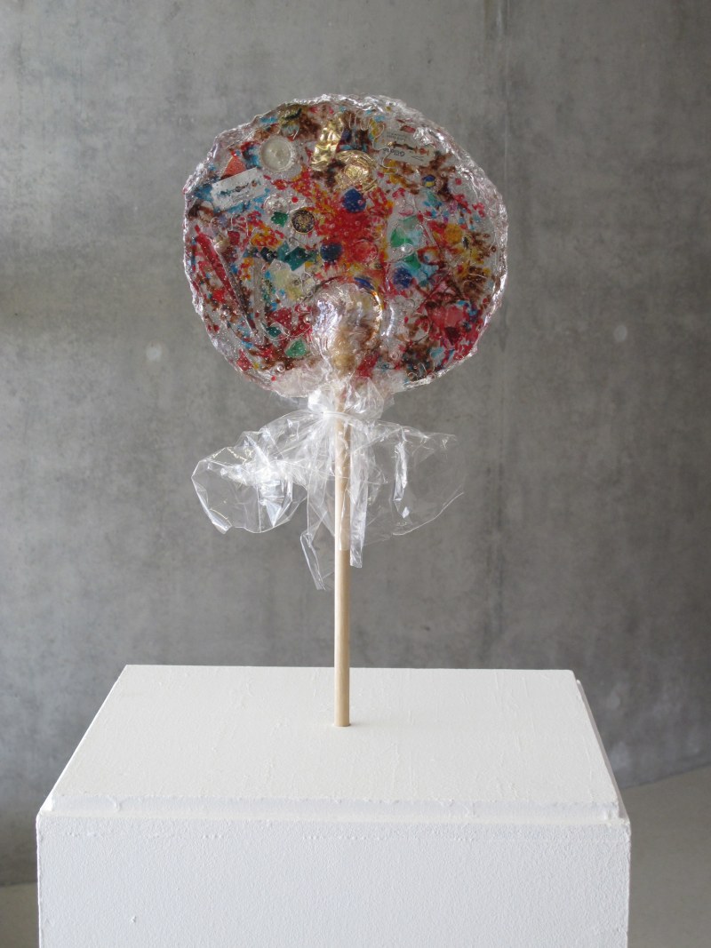 , Sucette plexiglas et matériaux divers incrustés, de dia :30 cm, h 2cm