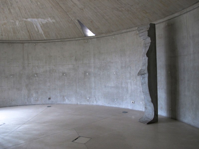 Marin Kasimir, Colonne II, 1993, Coffrage sur béton, 225 x 32 x 34 cm