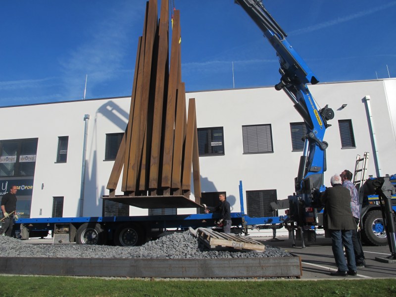 Installation de  Disorder: 11 Uneven Angles au rond-point des Herdiers