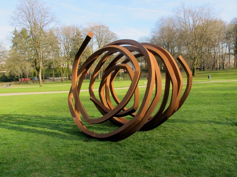 Deux lignes indéterminées, acier corten roulé, 265 x 322 x 305 cm, 2012