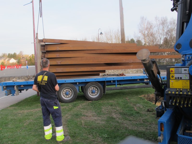 Installation de la sculpture de Bernar Venet près de l'église Saint-Pierre