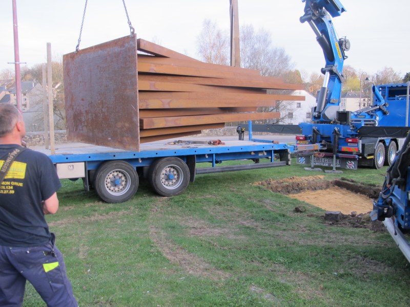 Installation de  Disorder: 11 Uneven Angles au rond-point des Herdiers