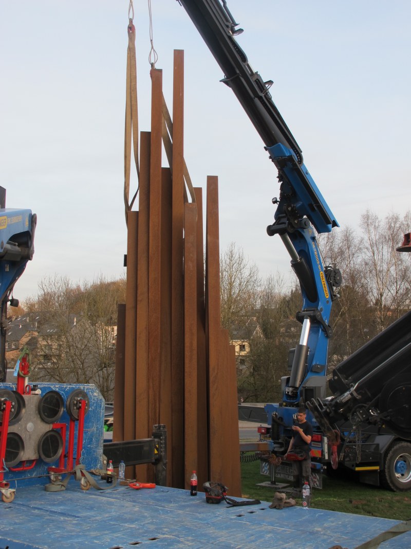 Installation de la sculpture de Bernar Venet près de l'église Saint-Pierre