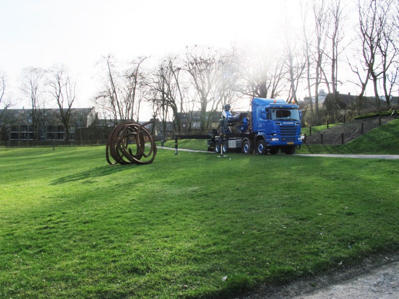 Installation des Deux lignes indéterminées dans le parc Elisabeth