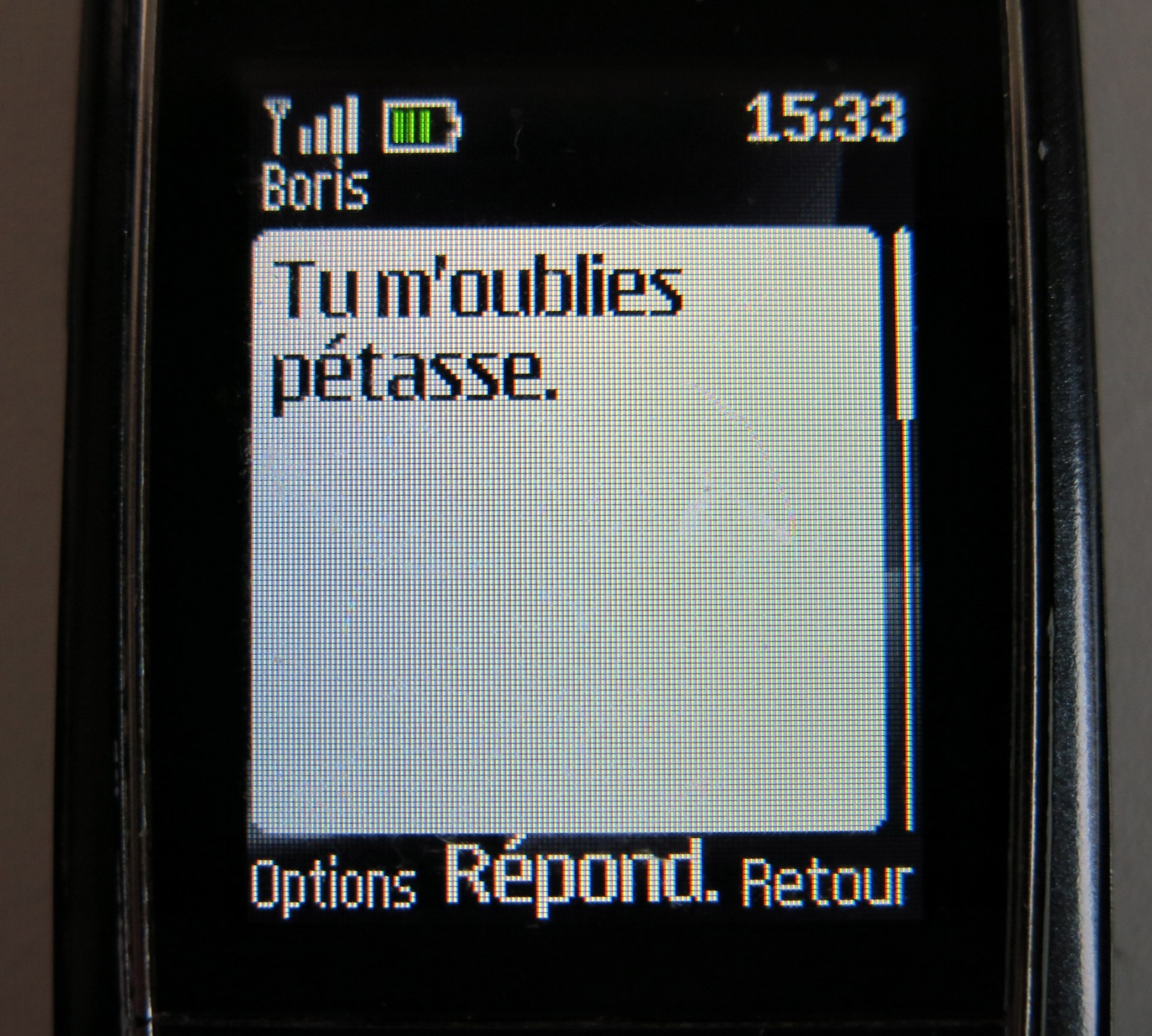Tu m'oublies pétasse.