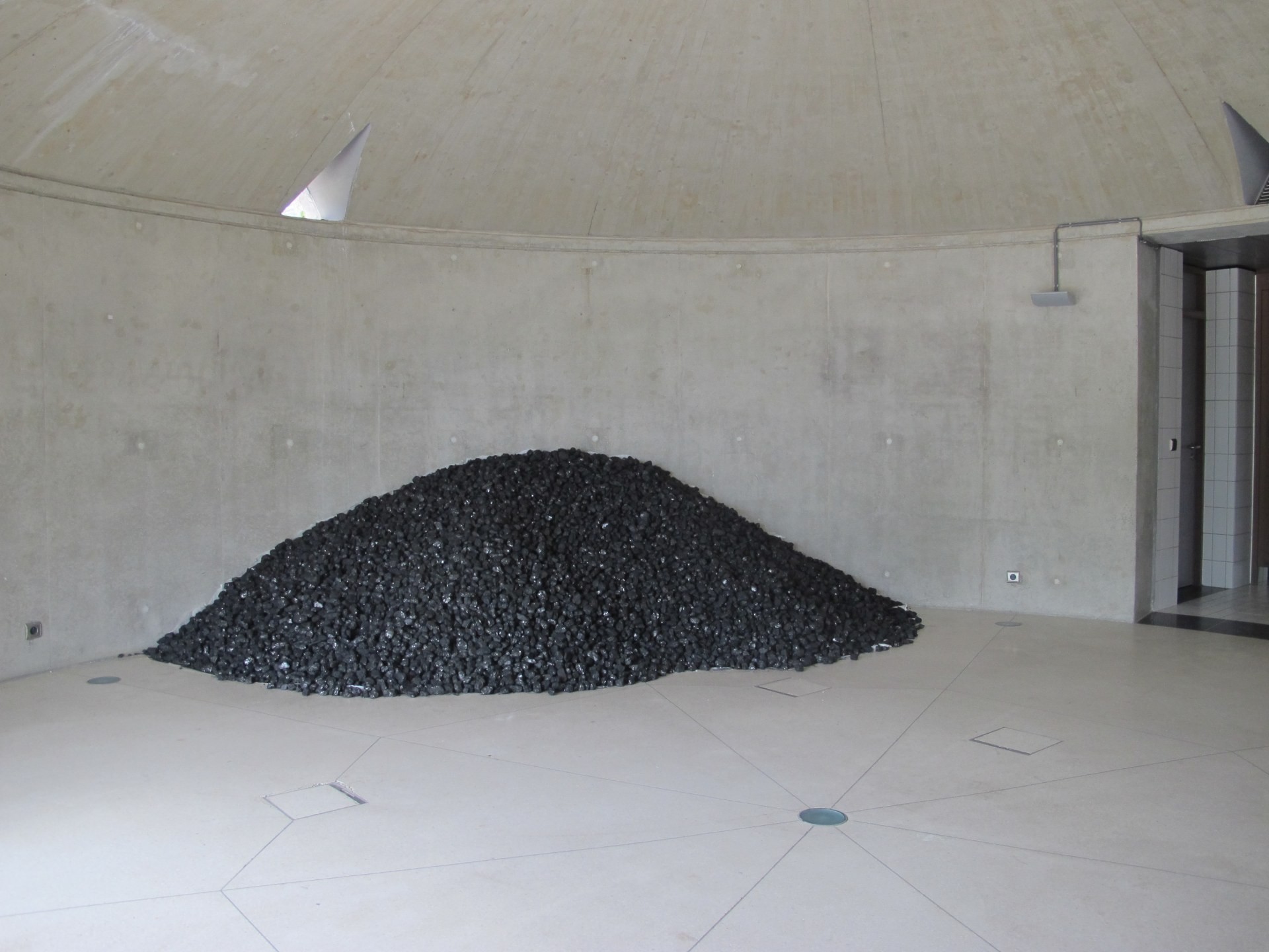 Vue de l'exposition: Bernar Venet, Le tas de charbon, 1962