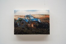 Accident de tracteur, broderie au point de croix, 17 x 25 x 4 cm, 2014