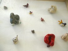 Vue de l'exposition: Laurence Deweer, coeurs en céramique