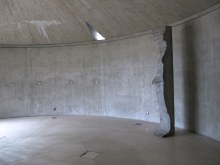 Marin Kasimir, Colonne II, 1993, Coffrage sur béton, 225 x 32 x 34 cm