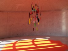Révolution, mobile en plexiglas et métal peint, 100 x 120 x 270 cm, 2011